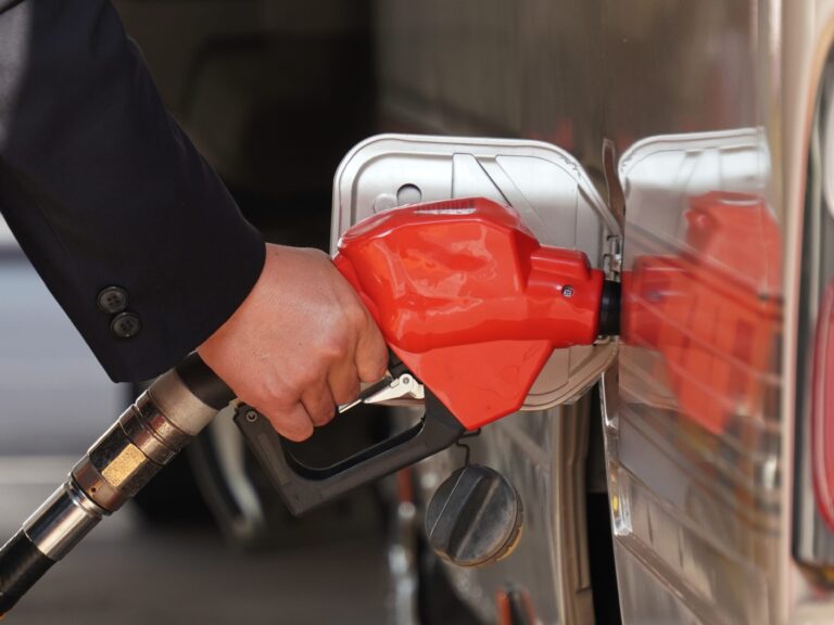 Oil Prices Climb as Gold Falls Amid US-Iran Tensions