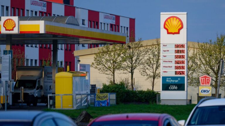 Oil Prices Drop as Trump Praises Iran Talks for Peace End