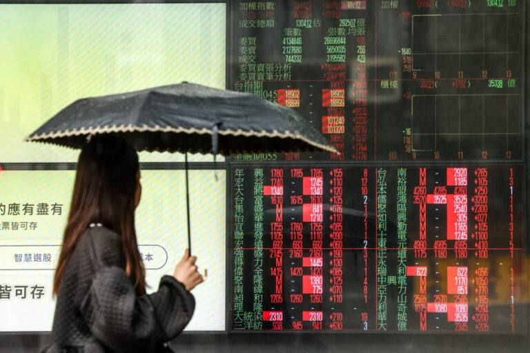 Euro weakens as investors fear Iran conflict surge